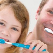 مسواک زدن صحیح  اهمیت مسواک زدن صحیح yy 180x180