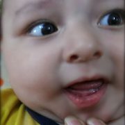 اولین دندان نوزاد  اولین دندان شیری و راه های تسکین درد و گریه کودک yyy 180x180