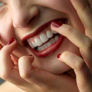 دلایل شکستگی ها و لب پریدگی ‌های دندان و تاثیر آن در زیبایی چهره 66145865195490678587 180x180